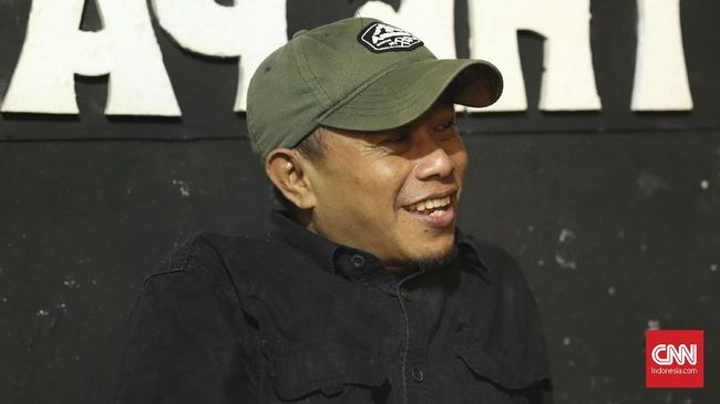 'Ayah' Pidi Baiq memberikan 'kecupan' kepada Presiden Joko Widodo yang memberikan apresiasi usai menonton 'Dilan 1990', Minggu (25/2).