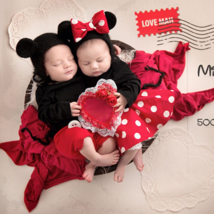 <p>Mickey dan Minnie Mouse cilik ini baru berumur 2 minggu lho, Bun. (Foto: Karen Marie/ Belle Beautiful Portrait via Babble)</p>