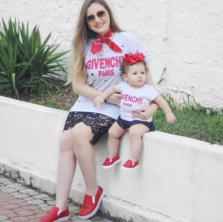 <p>Oke, kali ini sepatu sama kaosnya aja yang kembaran. Tapi tetap ya, foto bunda dan anak ini kece badai. (Foto: Instagram/jemartins22)</p>
