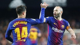 Zidane Peluk Iniesta Usai Barcelona vs Madrid