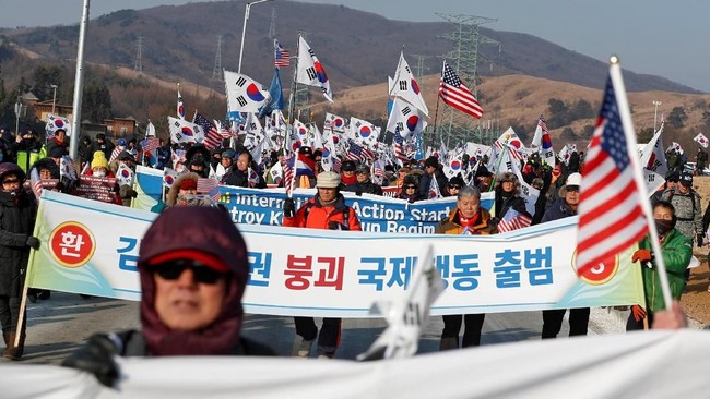 Ratusan demonstran anti-Korut bentrok dengan polisi jelang pembukaan Olimpiade Pyeongchang, setelah membakar bendera negara tetangganya tersebut.