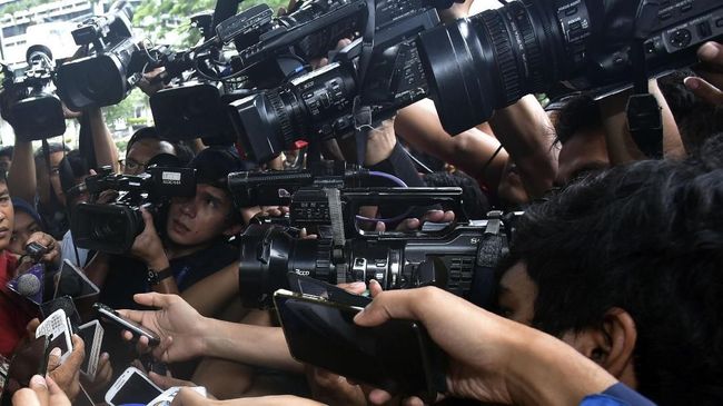 Di Hari Pers Nasional yang dirayakan setiap tanggal 9 Februari, Menteri Kesehatan Nila Moeloek menekankan pentingnya para wartawan menjaga kesehatannya.