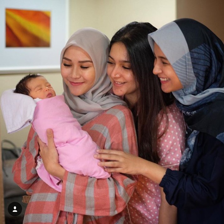 <p>Ini saat dijenguk teman-teman bundanya: Zaskia Adya Mecca dan Shireen Sungkar. (Foto: Instagram @zaskiadyamecca)</p>