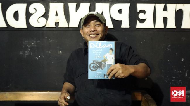 Sejak buku dan filmnya, 'Dilan 1990' sukses, banyak pertanyaan seputar cerita maupun sosok Dilan yang dibuat oleh Pidi Baiq. Ia pun menjawabnya.