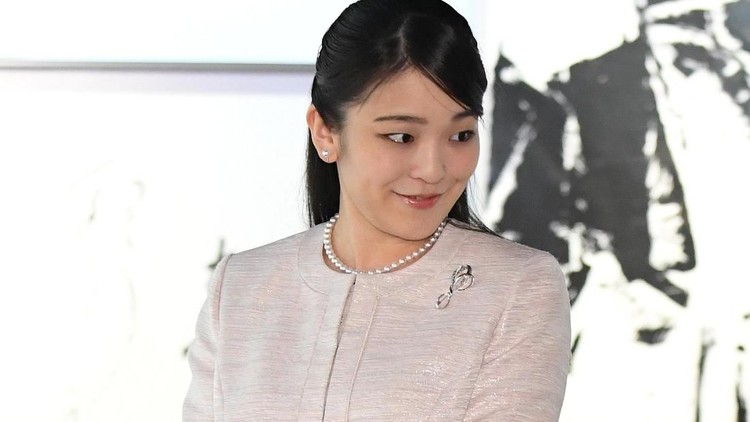 Japanese Princess Mako looks at works at a calligraphy exhibition in Tokyo, Japan February 9, 2018. REUTERS/Toru Yamanaka/Pool