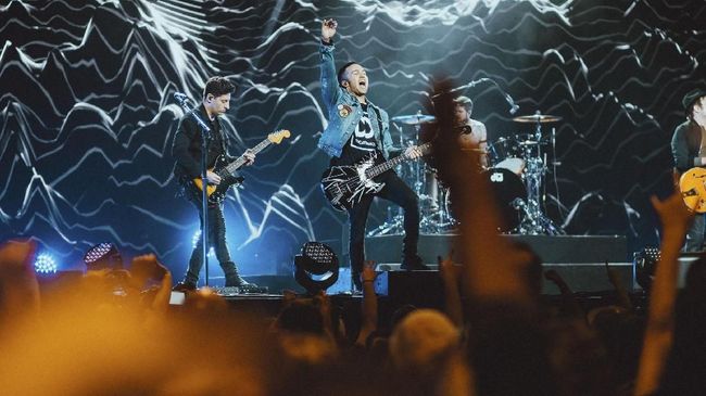 Singapura menjadi satu-satunya negara di Asia Tenggara yang dikunjungi Fall Out Boy, grup band rock asal Amerika Serikat yang baru rilis album 'M A N I A.'