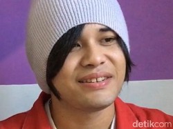 Jadi Ojol, Anak Deddy Dores Juga Urus Sang Bunda yang Sakit