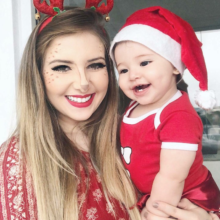 <p>Pakai kostum kembaran si kecil di kala Natal. Gemas! (Foto: Instagram/jemartins22)</p>