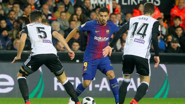 Gagal mencetak gol tidak membuat Luis Suarez gagal mendapat pujian ketika Barcelona mengalahkan Valencia 2-0. Suarez terlihat lebih dewasa bersama Barcelona.