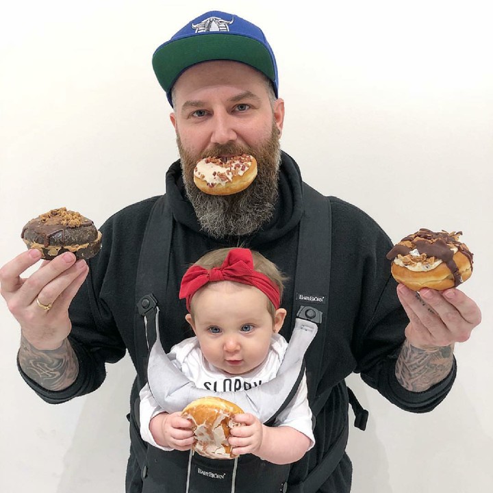 <p>Bersama ayah, kompak makan donat. Nyam! (Foto: Instagram/inkaholic__)</p>