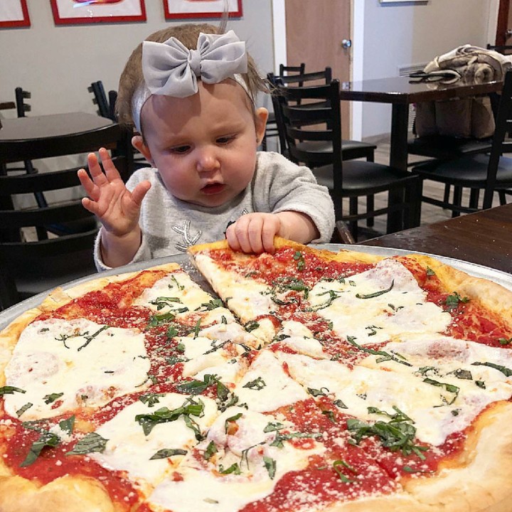 <p>Bayi bernama Fiona ini memang sering diabadikan ekspresinya oleh sang ayah ketika berada di dekat makanan. Soalnya Fiona kelihatan antusias banget. Seperti saat menghadapi pizza besar ini, Bun. (Foto: Instagram/inkaholic__)</p>