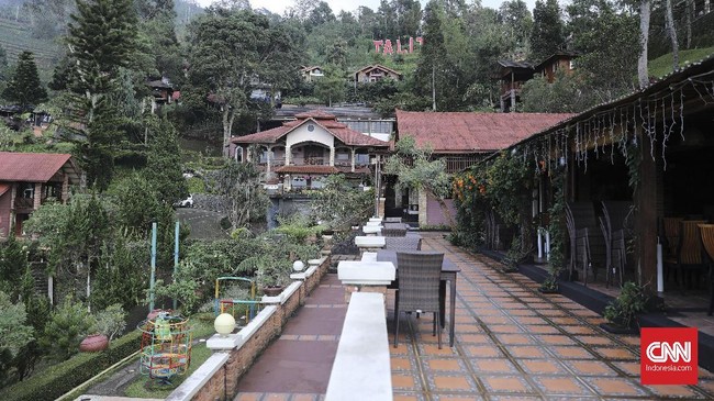 Vila ilegal atau liar milik perusahaan dan pribadi di kawasan hutan lindung Perhutani, Puncak, Bogor mulai dibongkar oleh KLHK, Satpol PP dan Brimob.