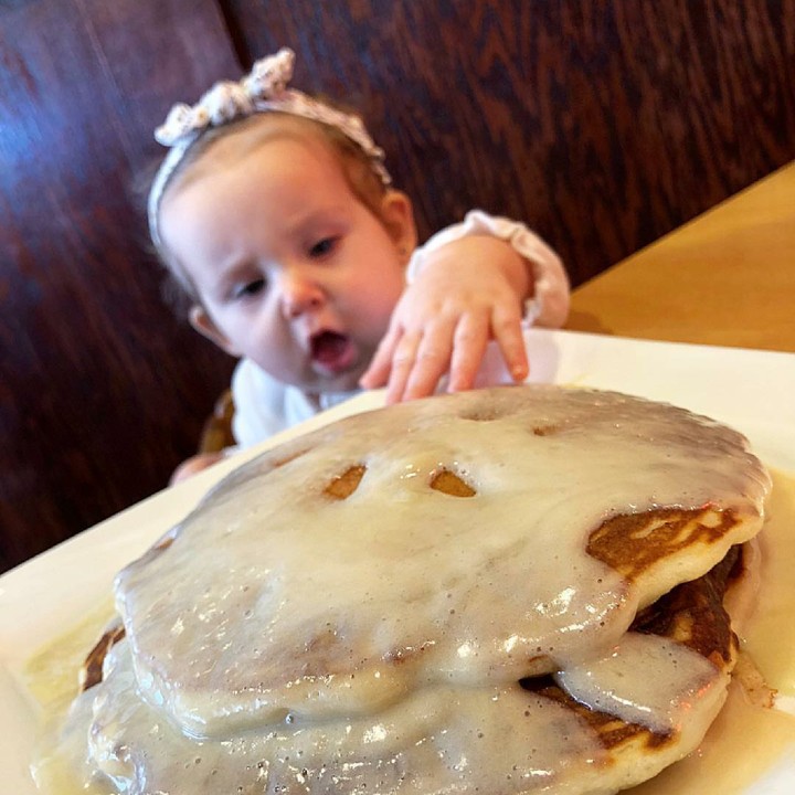 <p>Mmm, lapar ya nak? (Foto: Instagram/inkaholic__)</p>