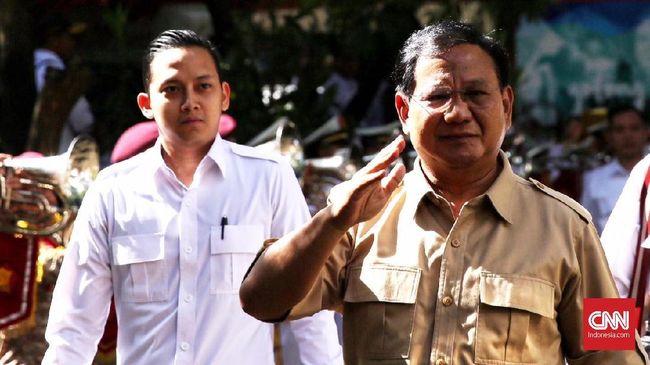 Di HUT ke-10 Gerindra, Kader Serukan Prabowo Presiden Para kader Gerindra yang mengenakan kemeja putih terdengar menyerukan Prabowo presiden ketika mantan Danjen Kopassus itu tiba di DPP Gerindra.