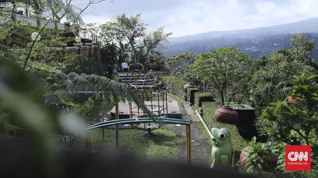 Meski tak ada longsor di Cipanas, hotel dan penginapan di sana tetap terkena imbas. Pengunjung enggan datang dan kini pariwisata Cipanas di titik nadir.