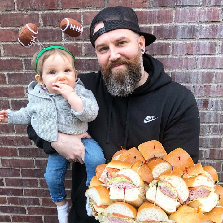 <p>Bersama sang ayah yang bawa banyak sandwich. Hmm, kayaknya anak dan ayah ini suka banget makan ya. (Foto: Instagram/inkaholic__)</p>