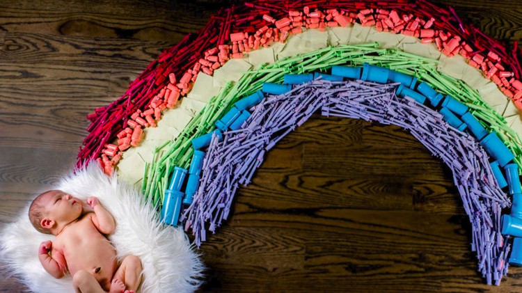 Sekilas, foto rainbow baby yang satu ini biasa aja. Tapi, coba perhatiin lebih dekat deh, Bun.