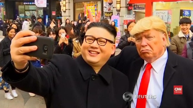 Delegasi Korea Selatan menyerahkan surat dari pemimpin Korea Utara buat Presiden Amerika Serikat Donald Trump di Gedung Putih, Kamis (8/3).