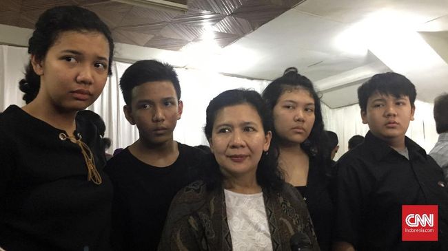 Istri Advent Bangun, Lois Riani Amalia Sinulingga melihat almarhum suami sebagai sosok yang penyayang dan perhatian.