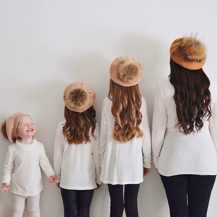 Foto ini bermodal baju seragam putih hitam dan topi kembaran. (Foto: Instagram/mayyabor)