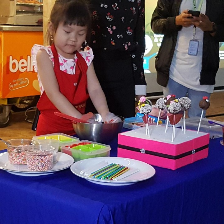 <p>Campur rata selai stroberi dengan brownis yang sudah dihancurkan ya.</p>