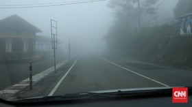 Jalan Retak di Riung Gunung Puncak, Bus Dilarang Melintas