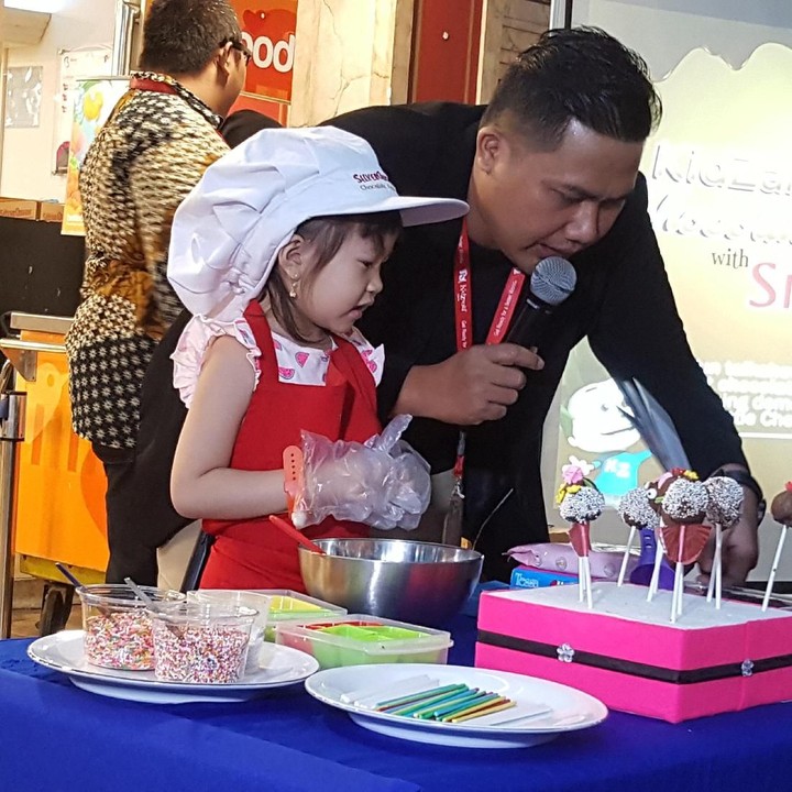 <p>Ini adalah resep bola cokelat ala chef cilik, Chiellyn Ashley, yang berusia 5 tahun.</p>