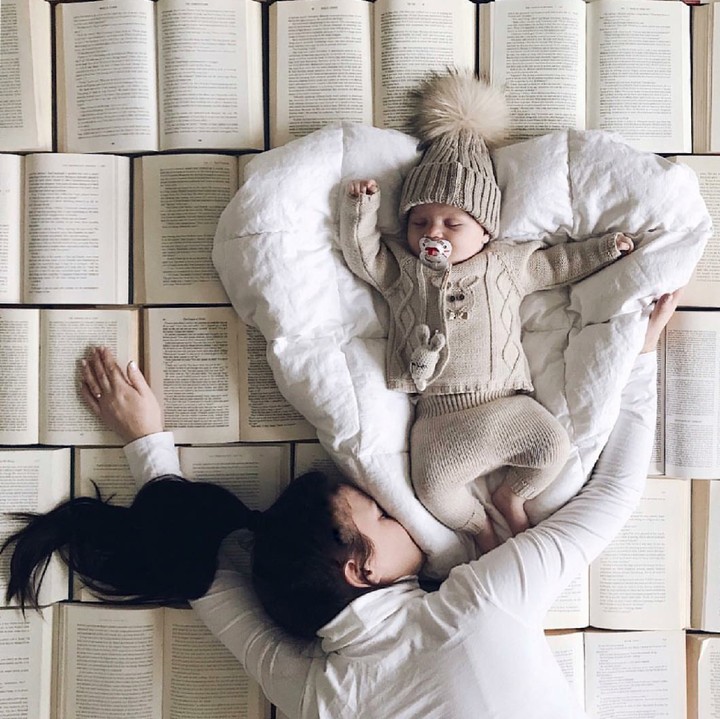 Properti foto ini cuma buku-buku dengan ukuran sama, disusun dan dijajarkan di lantai, lalu dijadikan alas tidur ibu dan bayinya. Simpel kan, Bun? (Foto: Instagram/mayyabor)