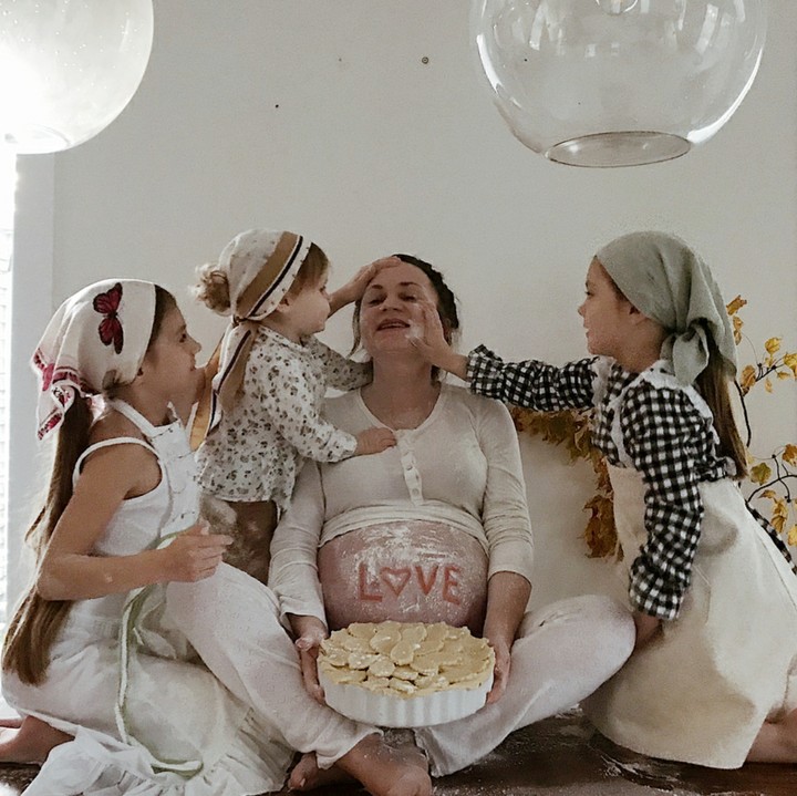 Habis bikin kue dan pose bareng juga oke lho. (Foto: Instagram/mayyabor)