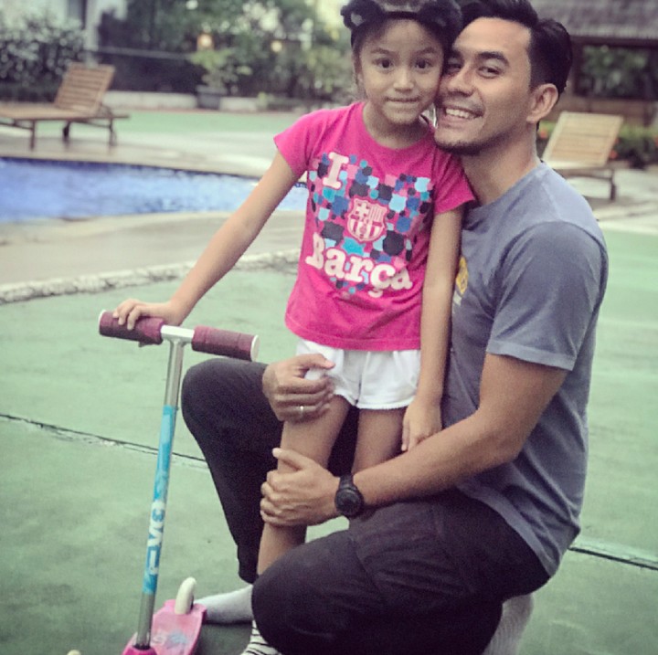 <p>Menemani si cantik main dulu yaa... (Instagram/darius_sinathrya)</p>