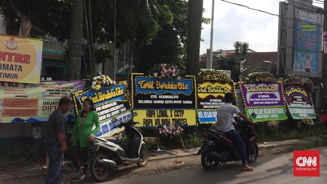 Aparat menyiapkan lahan pemakaman massal untuk korban kecelakaan bus di Tanjakan Emen, Subang, Jawa Barat.