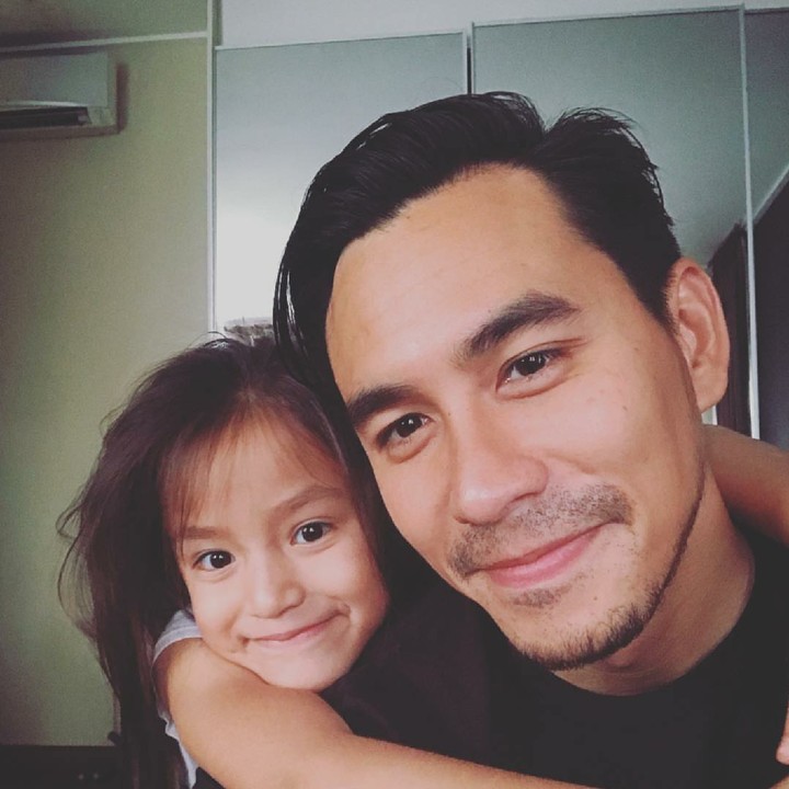 <p>Kalau ini bersama si bungsu, Sabrina. Imut ya Sabrina. (Instagram/darius_sinathrya)</p>