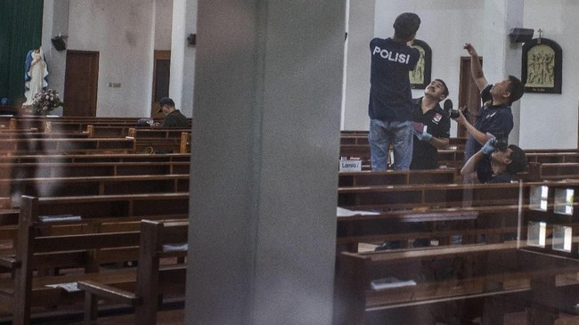 Menag meminta seluruh umat beragama di Indonesia untuk menahan diri, tak terprovokasi, dan menyerahkan pengungkapan serta penegakan hukum kepada polisi.