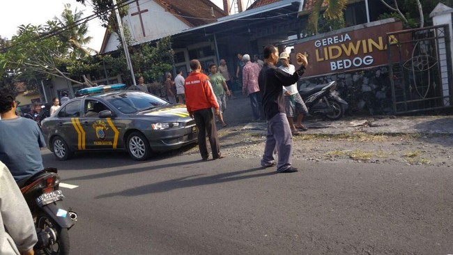 Bupati Sleman Sri Purnomo menyesalkan adanya kejadian penyerangan di Gereja Lidwina, Sleman, dia pun menyarankan rumah ibadah untuk pasang CCTV.