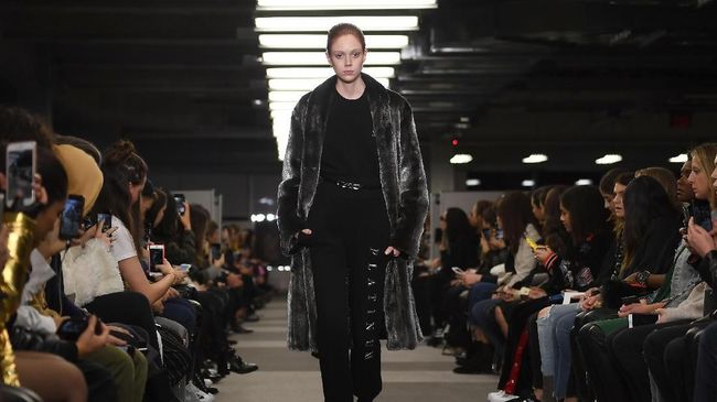 Sejumlah model tak hanya berlenggak-lenggok di peragaan busana Chromat di New York Fashion Week 2018, tapi juga sambil mengunyah makanan ringan.