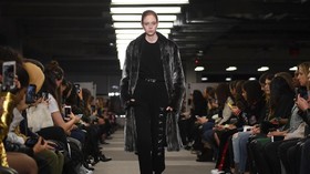'Ngemil' Sambil Berlenggok di Panggung New York Fashion Week