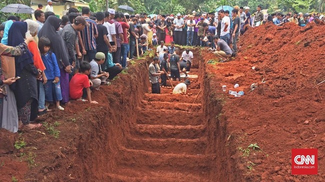 Korban kecelakaan di tanjakan Subang dimakamkan secara massal di tiga lubang di TPU Legoso, Pisangan, Ciputat Timur.