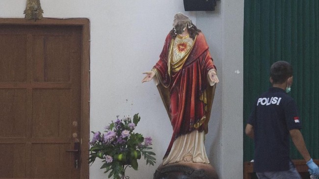 Tersangka Suliyono tinggal di Yogyakarta sejak lima hari sebelum penyerangan. Dia mencari gereja sebagai target serangan melalui internet.