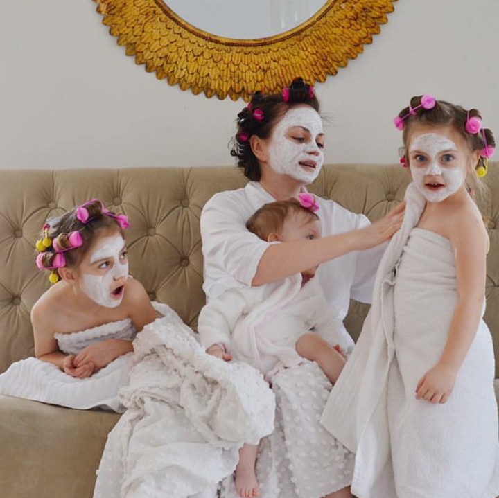 Ini cuma bermodal handuk putih, masker, dan rol rambut. Lucu! (Foto: Instagram/mayyabor)