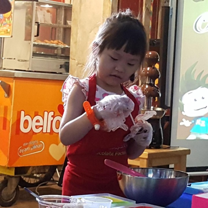 <p>Jangan lupa, tusukkan stik kecil ke adonan yang sudah dibulatkan tadi ya.</p>