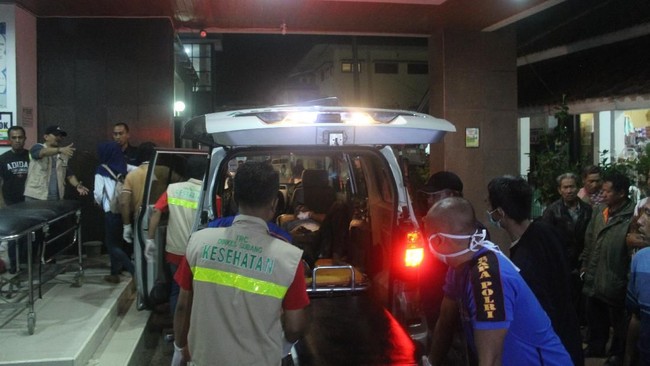 Sejumlah orang dilaporkan meninggal dunia dalam kecelakaan bus yang terguling di kawasan wisata Ciater, Kabupaten Subang, Jawa Barat, Sabtu (11/5) malam.