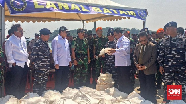Luasnya wilayah perairan Indonesia membuat rawannya penyelundupan narkotik lewat laut sehingga dijadikan pasar bagi pengedar narkoba.