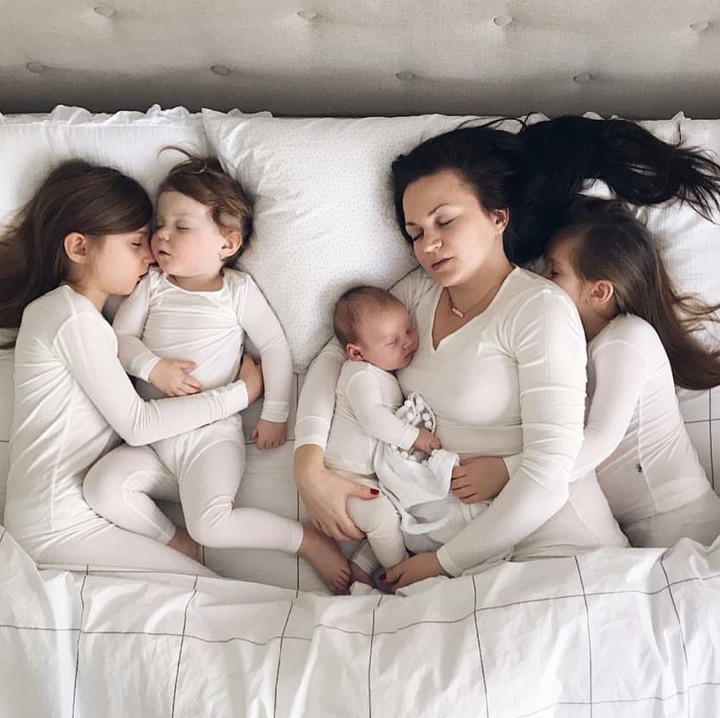 Tidur bareng dengan baju putih-putih juga bisa jadi foto yang keren. (Foto: Instagram/mayyabor)