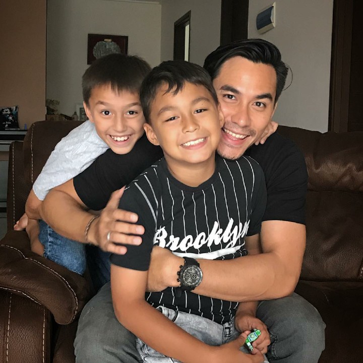 <p>Darius bersama kedua jagoannya, Lionel dan Diego. (Foto: Instagram/darius_sinathrya)</p>