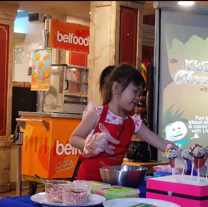 <p>Langkah pertama, masukkan brownis yang sudah dipotong-potong ke dalam wadah.</p>