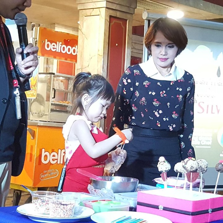 <p>Tahap terakhir adalah menghias bola cokelat menggunakan meses atau topping lain kesukaan anak. Gampang kan, Bun?</p>