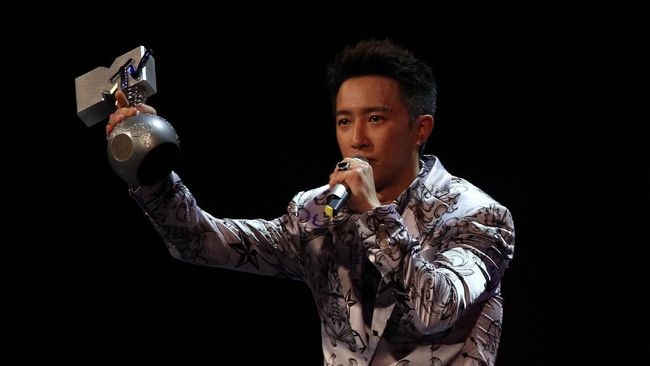 Mantan personel boyband Korea Selatan Super Junior asal China, Hangeng, mengungkap sendiri hubungannya dengan aktris China-Amerika Celine Jade.