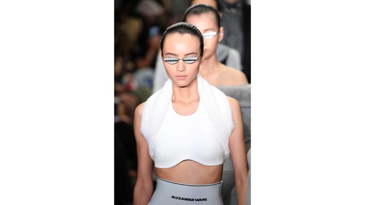 FOTO: Wanita Kantoran VS Matrix ala Alexander Wang