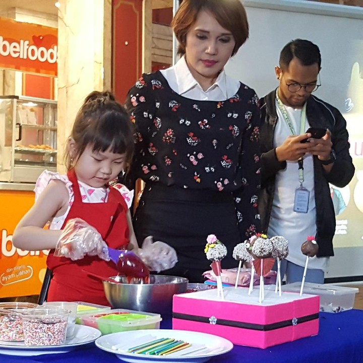 <p>Next, masukkan beberapa sendok selai stroberi.</p>