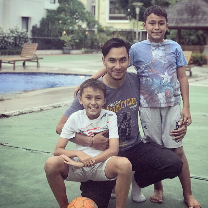 <p>Kesukaan Darius pada sepakbola ternyata menurun pada anak-anaknya. (Instagram/darius_sinathrya)</p>